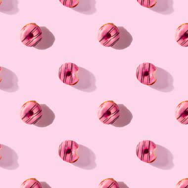 Pembe arka planda kahvaltıda taze pişmiş donuttan yapılmış desen. Güzel geçmiş. Fırın, fırın konsepti. 