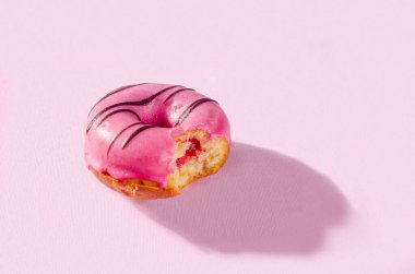 Kremalı ve pembe arkaplanlı donut. Fırın, fırın konsepti. Düz konum, üst görünüm, kopyalama alanı