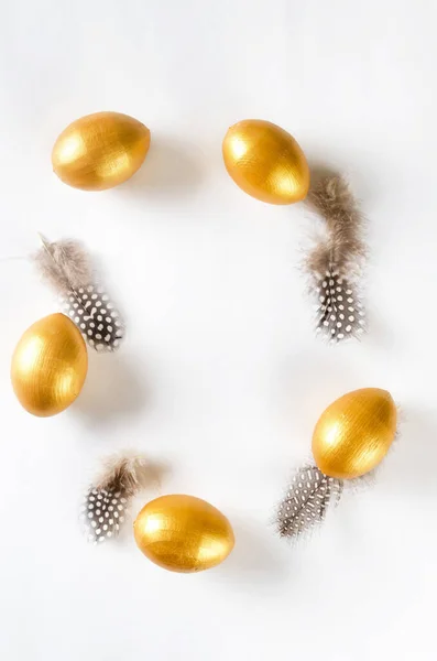 Huevos Dorados Decorativos Plumas Sobre Fondo Blanco Feliz Pascua Concepto — Foto de Stock