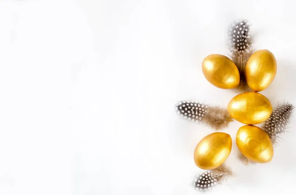 Διακοσμητικά Χρυσά Αυγά Και Φτερά Λευκό Φόντο Καλή Πασχαλινή Ιδέα — Φωτογραφία Αρχείου