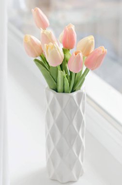 Güzel pastel laleler beyaz seramik vazoda buketi pencere, bahar ya da tatil konsepti, Paskalya ya ya ya da sevgililer günü, doğum günü. Boşluğu kopyala, şablon düzenleme tebrik kartı, metin için yer, 