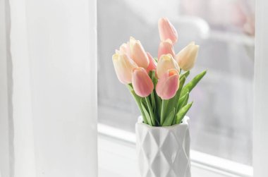 Güzel pastel laleler beyaz seramik vazoda buketi pencere, bahar ya da tatil konsepti, Paskalya ya ya ya da sevgililer günü, doğum günü. Boşluğu kopyala, şablon düzenleme tebrik kartı, metin için yer, 