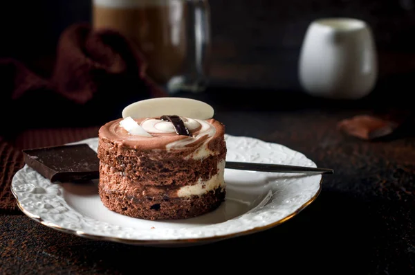 Chocolade Mini Cake Elegante Witte Plaat Cappuccino Met Schuim Glazen — Stockfoto