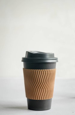 Siyah şapkalı, tek kullanımlık boş kağıt bardak. Yemek teslimatı konsepti. Sıfır atık, çevre dostu, tek kullanımlık, karton, kağıt masa takımı. 