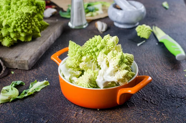 Verde Proaspăt Romanesco Broccoli Varză Sau Conopidă Romană Raw Organic — Fotografie, imagine de stoc