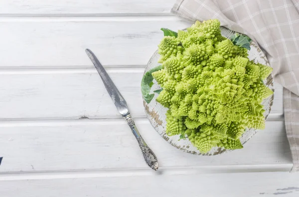 Cabeza Brócoli Romanesco Sobre Fondo Madera Blanca Col Orgánica Cruda —  Fotos de Stock