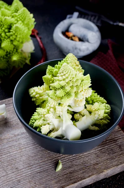 Verde Proaspăt Romanesco Broccoli Varză Sau Conopidă Romană Raw Organic — Fotografie, imagine de stoc