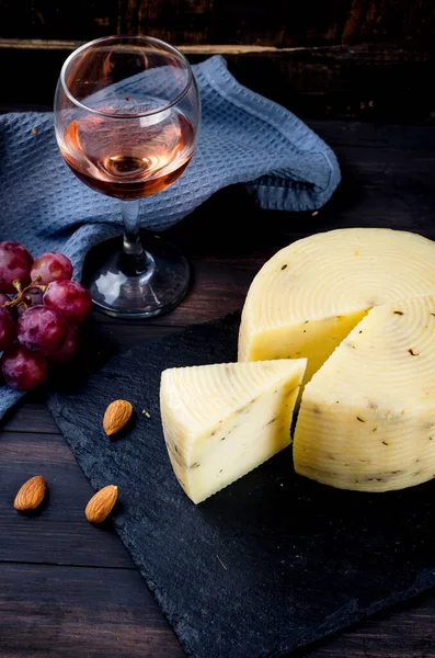 Hemlagat Osthuvud Med Lavendel Gammal Mörk Träskiva Och Glas Vin — Stockfoto