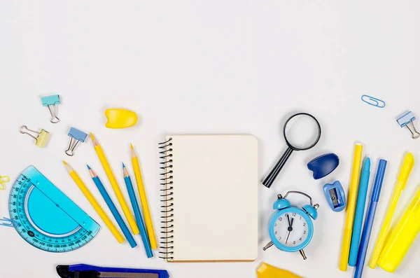 Blaue Und Gelbe Schulschreibwaren Auf Weißem Hintergrund Nachschub Für Den — Stockfoto