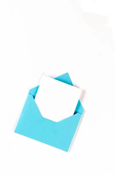 Open Blauwe Envelop Met Wit Vel Papier Witte Achtergrond Met — Stockfoto