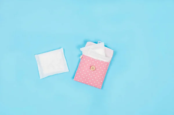 Almofadas Sanitárias Femininas Bolsa Rosa Fundo Azul Cuidados Higiênicos Durante — Fotografia de Stock