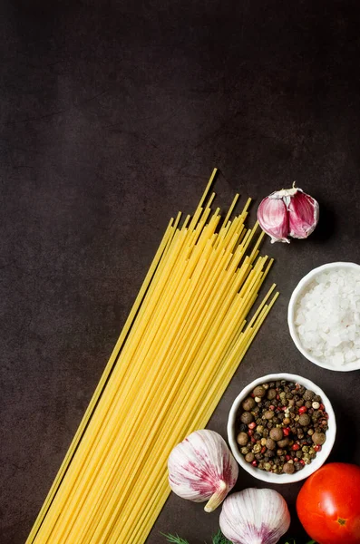 Rohe Lange Spaghetti Mit Zutaten Zum Kochen Mark Tomaten Knoblauch — Stockfoto