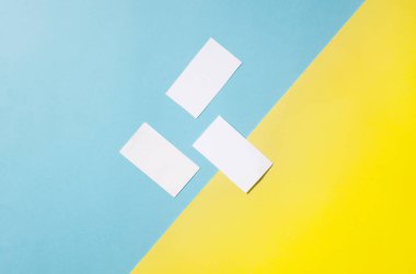 Mavi ve sarı kağıtta gölgeleri olan üç kartvizitin evrensel boş şablonu. Dizaynınızı yerleştirin.