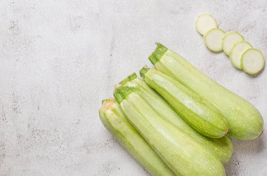 Açık arkaplanda tam ve taze sebze iliği dilimleri. Vejetaryen organik sebzeler. Sağlıklı yiyecekler. Kopya alanı.