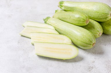 Açık arkaplanda tam ve taze sebze iliği dilimleri. Vejetaryen organik sebzeler. Sağlıklı yiyecekler. Kopya alanı.