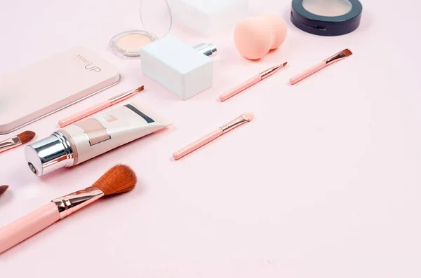 Maquillage Cosmétique Décorative Pinceaux Outils Accessoires Sur Fond Rose Pastel — Photo