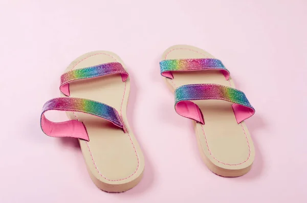 Regenboog Schoenen Voor Meisje Roze Achtergrond Zomer Mode Schoenen Concept — Stockfoto