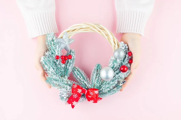 Menina Segurando Bela Grinalda Festiva Natal Mão Feita Abeto Falso — Fotografia de Stock