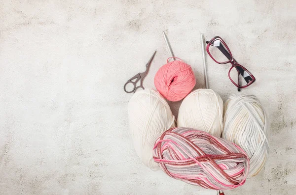 Light Beige Pink Knitting Wool Knitting Needles Eyeglesses Conkrete Background — Stock Photo, Image