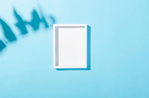 Blanker Weißer Rahmen Mit Blätterschatten Auf Blauem Hintergrund Elegante Moderne — Stockfoto