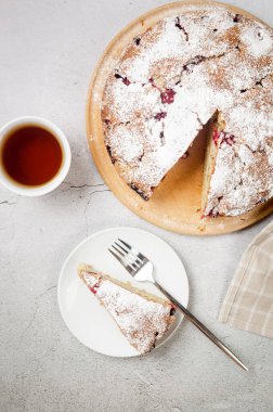 Dilimlenmiş vişneli pasta. Kirazlı ev yapımı lezzetli yaz pastası ya da gri renkli diğer meyveler. Tatlı tatlı