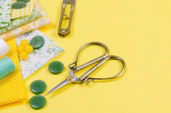 Set Sewing Accessories Sewing Spools Thread Fabrics Scissors Thimble Glasses — Stock Photo, Image