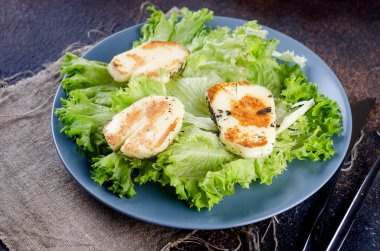Kızarmış halloumi peyniri, ızgara, tabakta marul salatası, vişneli domates ve otlar. Vejetaryen gıda konsepti. Lchf, pegan, fodmap, paleo, scd. Dengeli yemek, Yunanca temiz yemek tarifi