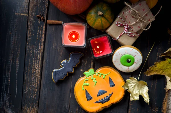 Herfstcompositie Met Peperkoek Voor Halloween Kaarsen Pompoenen Herfstbladeren Donker Houten — Stockfoto