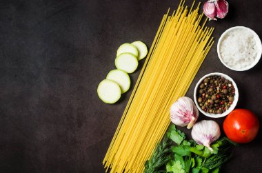 Pişirme, ilik, domates, sarımsak ve baharat için malzeme içeren çiğ uzun bir spagetti. Yemek geçmişi konsepti. İtalyan yemeği ve menü konsepti.