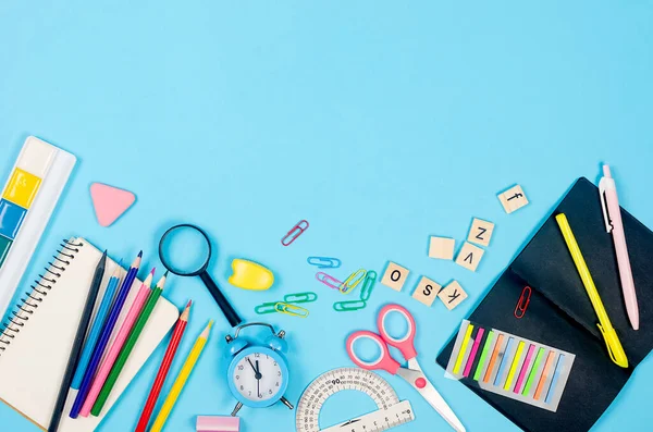 Bunte Schulschreibwaren Auf Blauem Hintergrund Nachschub Für Den Schulbesuch Flatlay — Stockfoto