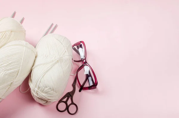 Light Beige Knitting Wool Knitting Needles Eyeglesses Pastel Pink Background — Stock Photo, Image