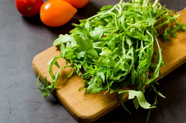Fresh Arugula Cutting Board Tomatoes Ingredients Cooking Fresh Healthy Vegetable — Fotografia de Stock