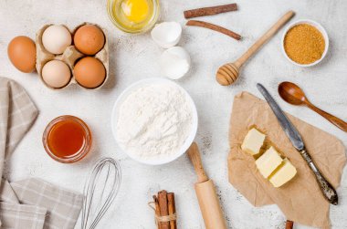 Gri mutfak atölyesinde içinde un, yumurta, şeker ve tarçın bulunan ev yapımı kurabiyeler pişirmek. Mutfak arka planı, kopyalama alanı, genel görünüm