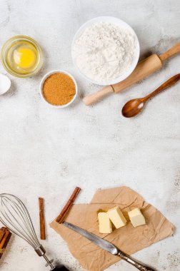 Gri mutfak atölyesinde içinde un, yumurta, şeker ve tarçın bulunan ev yapımı kurabiyeler pişirmek. Mutfak arka planı, kopyalama alanı, genel görünüm