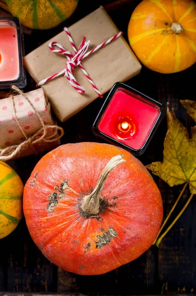 Herfstcompositie Met Kaarsen Pompoenen Herfstbladeren Kopje Thee Donker Houten Rustieke — Stockfoto