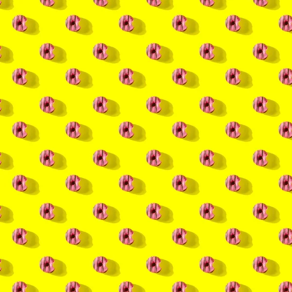 Візерунок Свіжоспечених Пончиків Глазур Зморшками Сніданок Жовтому Тлі Солодкий Фон — стокове фото
