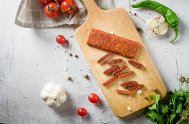 Tuzlu, lezzetli sebze dürümleri, balkabağı ve domatesler beyaz masada. Et için ev yapımı lezzetli atıştırmalıklar, erkekler için bira. Sağlıklı gıda konsepti. vejetaryen aperatif. 