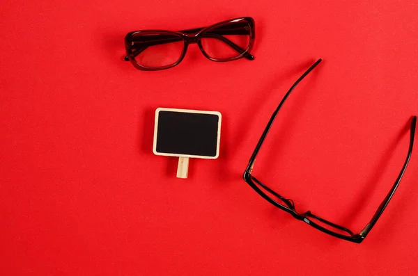Stilvolle Brille Vor Rotem Hintergrund Brillenverkaufskonzept Minimaler Stil Trendiges Optisches — Stockfoto