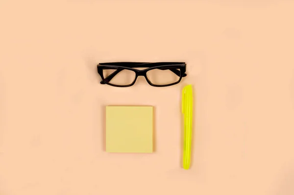 Gafas Graduadas Amarillo Marcador Papel Escribir Sobre Fondo Beige Espacio — Foto de Stock