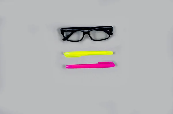 Eyeglasses Two Multicolored Markers Grey Background Copy Space — Stock Photo, Image