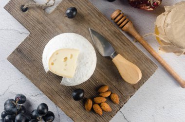 Peynirli, ballı, cevizli, sarmaşıklı. Akşam yemeği ya da aperatif konsepti. Nefis peynir tabağı, şarap yiyeceği. Camembert peyniri, Bree. Yumuşak Fransız peyniri. İtalyan yemeği. Süt ürünleri.