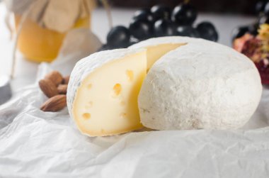 Peynirli, ballı, cevizli, sarmaşıklı. Akşam yemeği ya da aperatif konsepti. Nefis peynir tabağı, şarap yiyeceği. Camembert peyniri, Bree. Yumuşak Fransız peyniri. İtalyan yemeği. Süt ürünleri.