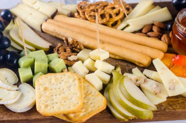 Üzümlü, reçelli, abur cuburlu, krakerli, cevizli ve sarmaşıklı nefis peynir karışımı. Akşam yemeği ya da aperatif konsepti. Nefis peynir tabağı, şarap tabağı.. 