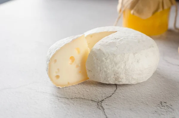 Sýr Camembert Medem Vlašskými Ořechy Vinnou Révou Večeře Nebo Aperitiv — Stock fotografie