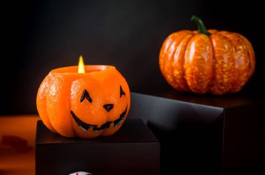 Cadılar Bayramı arkaplanı yanan mum şeklindeki balkabağı Jack Lanter dekoratif balkabağı, gözler, turuncu arka planda örümcekler.. 