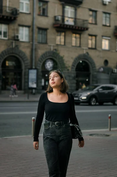 Retrato Una Hermosa Joven Adolescente Complacida Camiseta Negra Denim Fondo — Foto de Stock