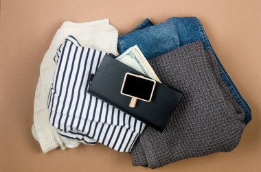 Geri dönüşüm ya da bağış için bir yığın kullanılmış giysi. İkinci el kıyafet fikri. Geri dönüşüm giysileri, eko pamuk. ihtiyaca bağış