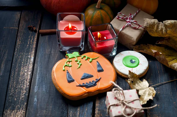 Herfstcompositie Met Peperkoek Voor Halloween Kaarsen Pompoenen Herfstbladeren Donker Houten — Stockfoto