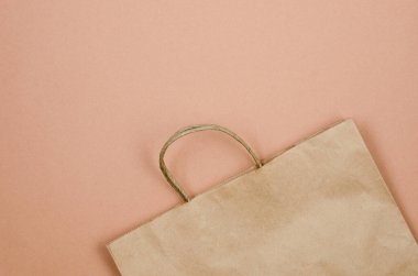 Bej arka planda pankart mevsimlik ve tatil alışverişi için ekolojik kese kağıdı. Sonbahar satışları, indirimler, çevre dostu alışveriş. Metni kopyalamak için boşluk. 