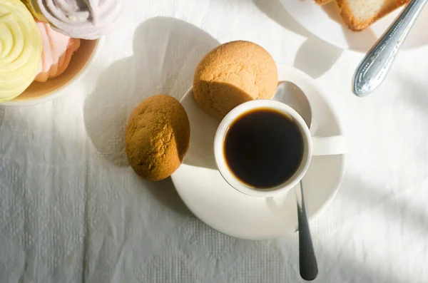Завтрак Кофе Сладостями Тостами Уютная Тихая Трапеза Утром Солнце — стоковое фото